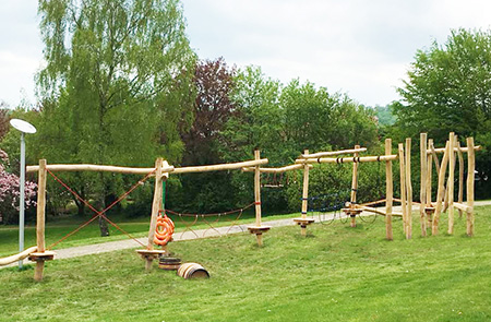 Abenteuerpfad in Park